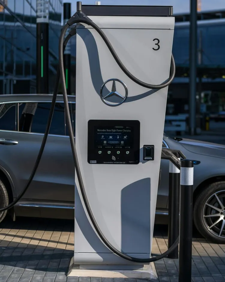 Electric Vehicles Are Redefining the Auto Industry: Technology, Infrastructure & Impact